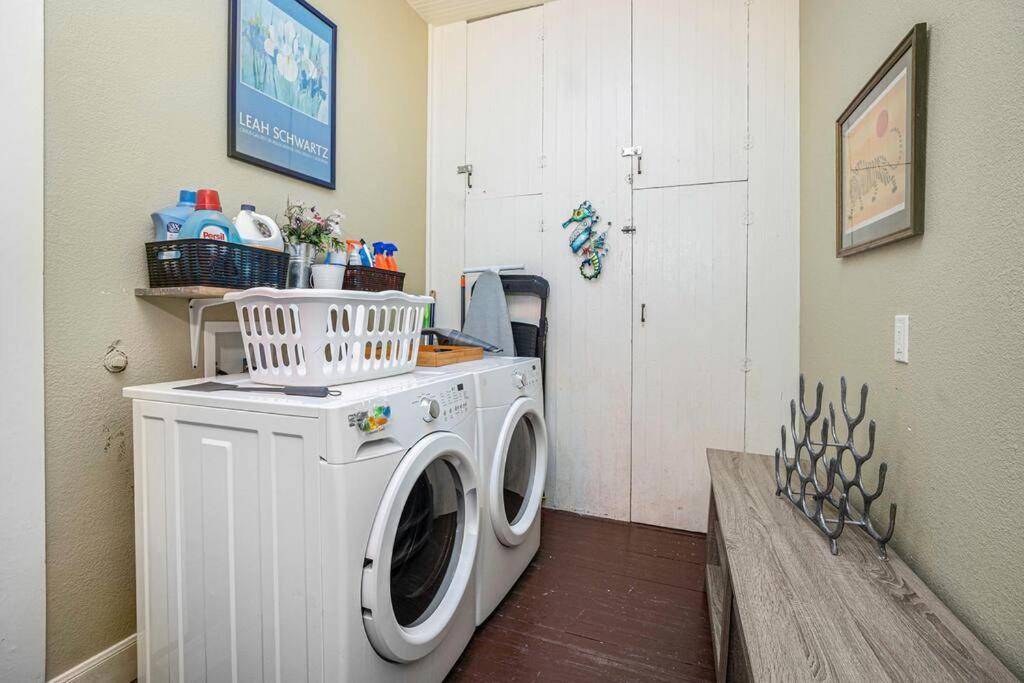 Beachy Bungalow! 2Bd, King Bed Galveston Extérieur photo