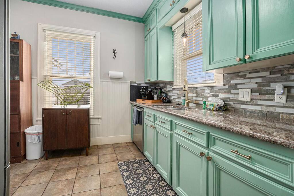 Beachy Bungalow! 2Bd, King Bed Galveston Extérieur photo