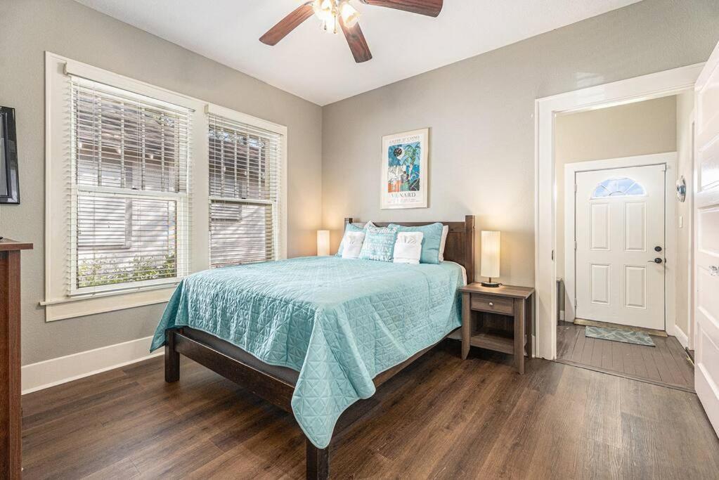 Beachy Bungalow! 2Bd, King Bed Galveston Extérieur photo