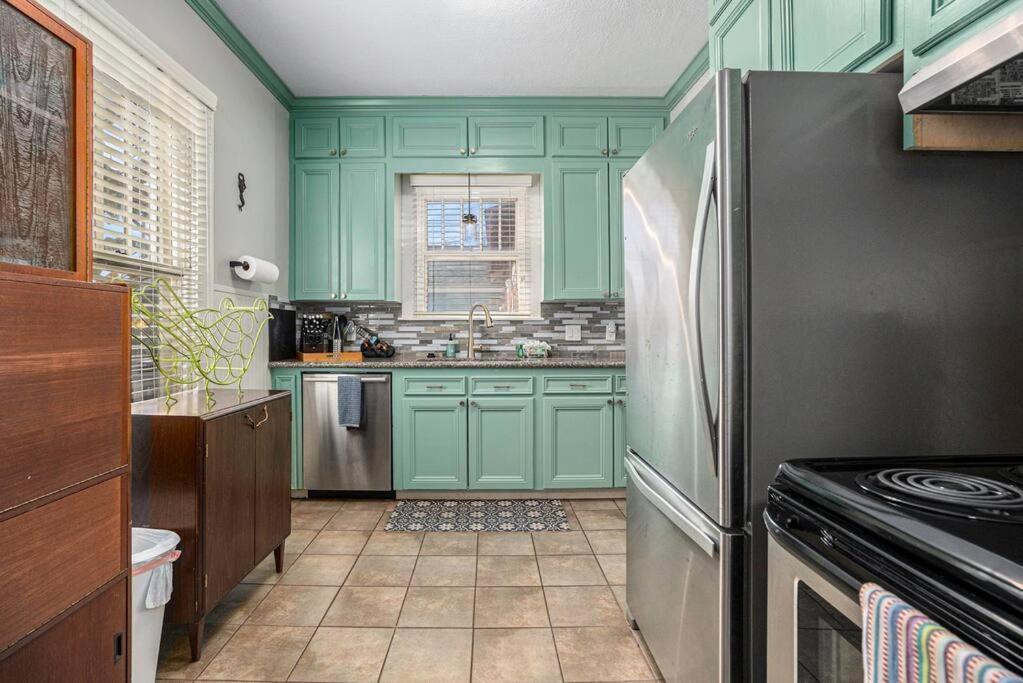 Beachy Bungalow! 2Bd, King Bed Galveston Extérieur photo